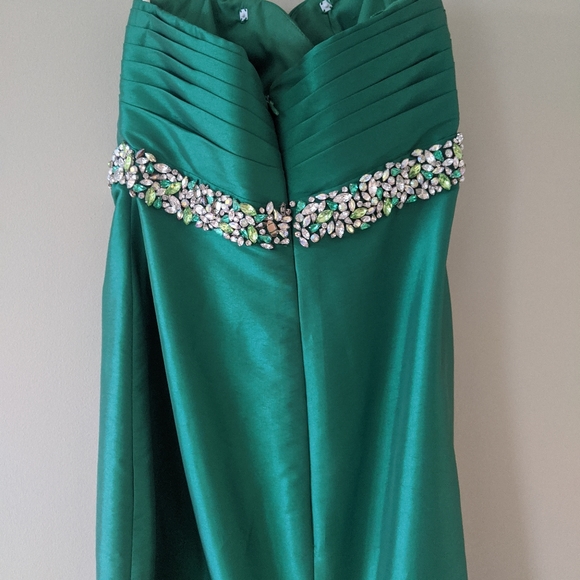 Emerald Green evening gown or grad dress - Picture 3 of 8